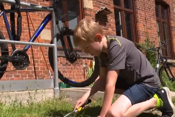 ஜேர்மனியில் பள்ளியில் விளையாடிக்கொண்டிருந்த சிறுவனுக்குக் கிடைத்த புதையல்