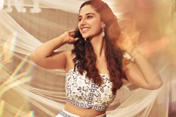 லக்கி பாஸ்கர் ஹீரோயின் மீனாட்சி சவுத்ரியின் கியூட் புகைப்படங்கள்