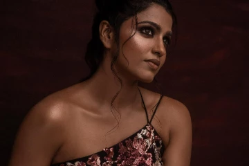 நடிகை தன்ஷிகா செம கிளாமரான உடையில் போட்டோஷூட்