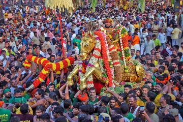 பச்சை பட்டு உடுத்தி வைகை ஆற்றில் இறங்கினார் கள்ளழகர்