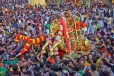 பச்சை பட்டு உடுத்தி வைகை ஆற்றில் இறங்கினார் கள்ளழகர்