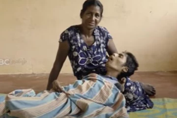 24 வயதான பிள்ளையை தூக்கிச் சுமக்கும் தாய் ( காணொளி)