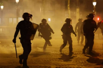 கால்பந்து வெற்றிக் கொண்டாட்டத்தில் கலவரம் ; நூற்றுக் கணக்கானோர் காயம்