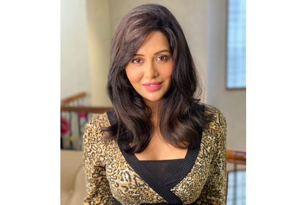 பிக்பாஸ் ரைசாவா இது, நீச்சல் குளத்தில் யாருடன் உள்ளார் பாருங்க- அவரே வெளியிட்ட வீடியோ | Bigg Boss Raiza Swimming Pool Photos