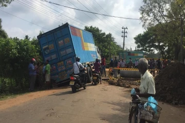 பூந்தோட்டம் பகுதியில் குடைசாய்ந்த பாரவூர்தி - 3 மணிநேரமாக போக்குவரத்து ஸ்தம்பிதம்
