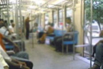 කඩුවක් අතැතිව පැමිණ දුම්රිය තුළ සිදු කල බිහිසුණු කොල්ලය