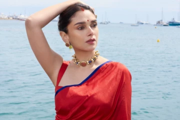 ரெட் ஹாட் சேலையில் அதிதி ராவ்.. Cannes விழாவுக்கு எப்படி சென்றிருக்கிறார் பாருங்க
