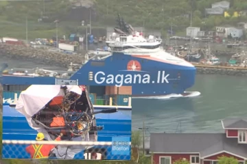 පුපුරා ගිය ටයිටන් සබ්මැරීනයේ කොටස් පළමු වරට ගොඩට රැගෙන එයි..(VIDEO)