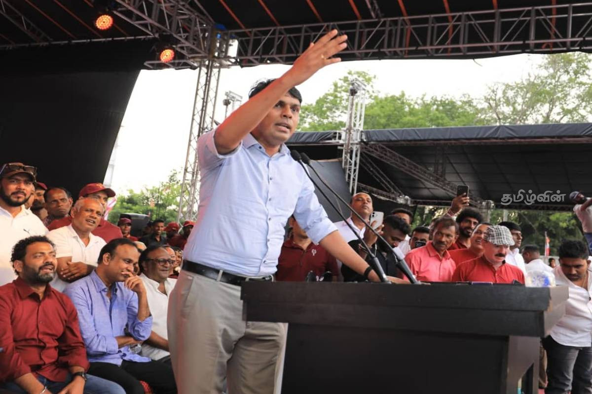 மகிந்தவின் மேடையில் அர்ச்சுனாவின் சர்ச்சைக்குரியப் பேச்சு! விமலும் - கம்மன்பிலவும் வேடிக்கை | Archuna S Controversial Speech On Mahinda S Stage மகிந்தவின் மேடையில் அர்ச்சுனாவின் சர்ச்சைக்குரியப் பேச்சு! விமலும் - கம்மன்பிலவும் வேடிக்கை | Archuna S Controversial Speech On Mahinda S Stage