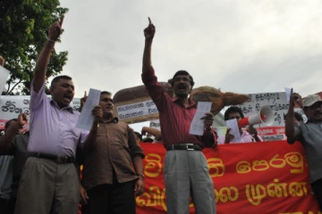 இந்தியாவுக்கு தாரைவார்க்கும் ஒப்பந்தத்தை சுருட்டிக்கொள்! கோட்டையை முற்றுகையிட்டு ஜே.வி.பியினர் பேரணி