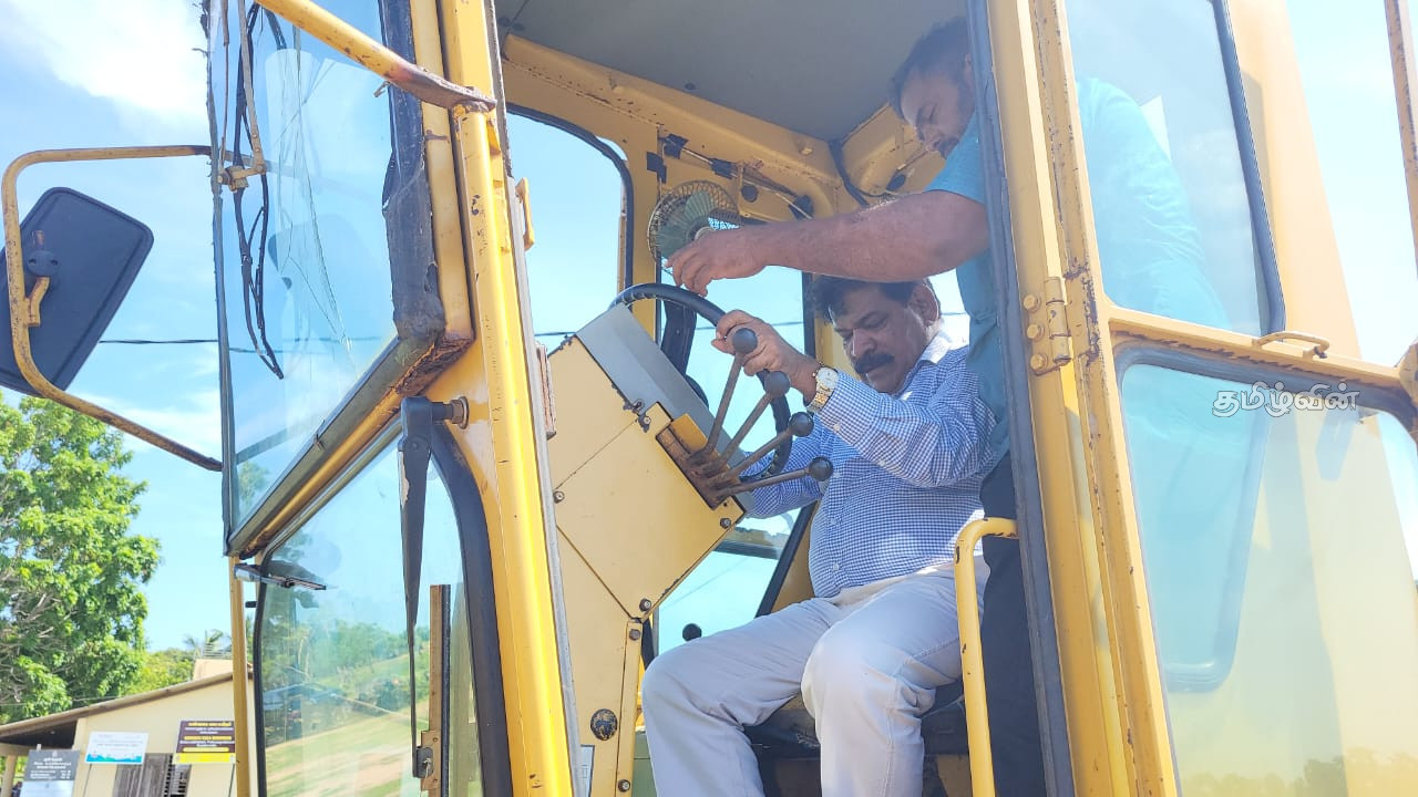 கிளிநொச்சி-புளியம்பொக்கணை கிராமத்திற்கு செல்கின்ற வீதி புனரமைப்பு பணி ஆரம்பம் 4 Gallery