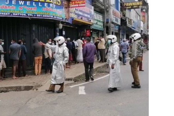 யாழ் மாவட்டத்தில் ஊரடங்கு மத்தியிலும் வைரலாகும் வீடியோ! தாகத்தின் உச்சம் | Liquor Lovers Waiting Long Queues At Liquor Stores யாழ் மாவட்டத்தில் ஊரடங்கு மத்தியிலும் வைரலாகும் வீடியோ! தாகத்தின் உச்சம் | Liquor Lovers Waiting Long Queues At Liquor Stores