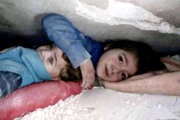 துருக்கி- சிரியா நிலநடுக்கம்: குட்டித் தம்பியை இடிபாடுகளுக்குள் பத்திரமாக பாதுகாத்த சிறுமி