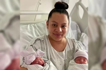 அமெரிக்காவில் 15 நிமிட இடைவெளியில் பிறந்த அதிசிய இரட்டை குழந்தைகள்! வைரல் புகைப்படங்கள்