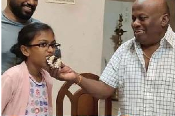 நகைச்சுவை நடிகர் செந்திலுக்கு இவ்வளவு அழகிய பேத்தியா? லீக்கான புகைப்படம் | Ctor Senthil With Sons And Grandsons Tamilfont