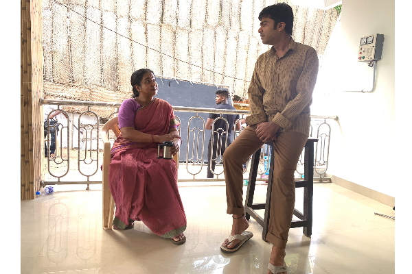 இணையத்தில் வைரலாகும் சிம்புவின் ’வெந்து தணிந்தது காடு’ புகைப்படங்கள்! | Silambarasan Viral Photos Radikaa Sarathkumar