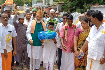 கோயில் கும்பாபிஷேகத்திற்கு சீர்வரிசை எடுத்துவந்த இஸ்லாமியர்கள்