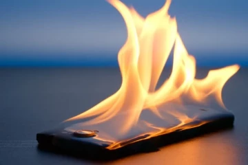 ஆடை விற்பனை நிலையத்தில் திடீரென வெடித்து சிதறிய தொலைபேசி!