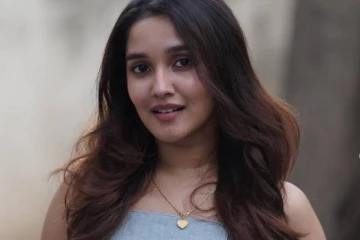 20 வயதான அனிகா சுரேந்திரா இது!! ஆளே மாறிட்டாங்களே..