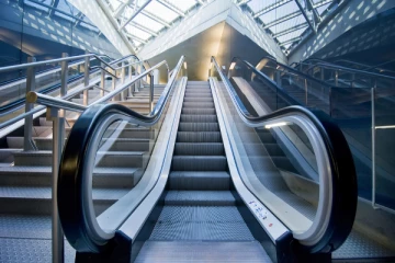 Escalator-ன் இரு முனையிலும் ஏன் பிரஷ்கள் காணப்படுகின்றன?