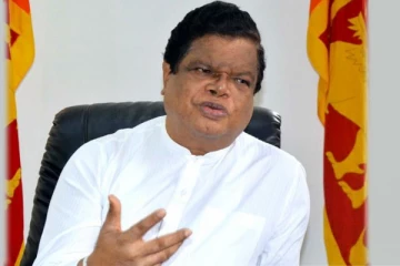 අමාත්‍ය බන්දුල ගුණවර්ධන ජාත්‍යන්තරය හොල්ලයි..සිදුවූ දේ මෙන්න..