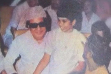 எம்.ஜி.ஆர் மடியில் அமர்ந்திருக்கும் இந்த சிறுவன் யார் தெரியுமா.. உள்ளே புகைப்படத்தை பாருங்க