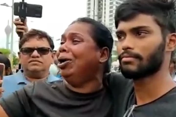 අරගල භූමියේදී පහර කෑමට ලක් වූ මවක් සංවේදීව ආරආරක්ෂක අංශ වලට කියන කතාව..(VIDEO)