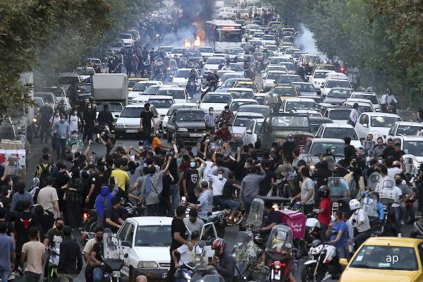 அலி காமெனி மீதான தாக்குதல் போர்ப் பிரகடனமாக கருதப்படும்: ஈரான் எச்சரிக்கை | Iran Warns Declaration Of War