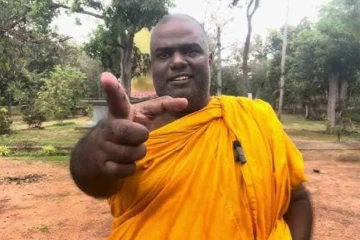 මුහුණු ආවරණය කරගෙන ආ පිරිසක් රාජාංගනේ සද්ධාරතනට පහර දී පලා ගිහින්