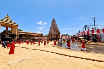 நல்லூரான் தேர் திருவிழா ; கந்தனை தரிசிக்க அலைமோதும் பக்தர்கள்