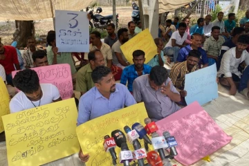 மட்டக்களப்பில் மேய்ச்சல் தரைகளை மீட்டுத்தர கோரி கவனயீர்ப்பு போராட்டம் (Photos)