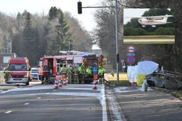 சாலையோரம் நின்றிருந்த கார் மீது மோதிய விமானம்! ஜேர்மன் விமானி உட்பட இருவர் பலி