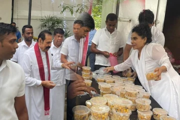 மஹிந்தவின் வெசாக் கொண்டாட்டத்தில் விமலின் மனைவி! (Photos)