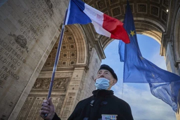 பிரான்ஸ் நாட்டுக் கொடிக்கு பதிலாக பறக்கவிடப்பட்ட பிரம்மாண்ட கொடி... பரபரப்பை ஏற்படுத்திய ஒரு சம்பவம்