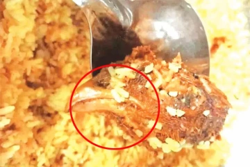 பிரியாணியில் கோழி தலை: அருவருப்பை ஏற்படுத்திய சம்பவம்