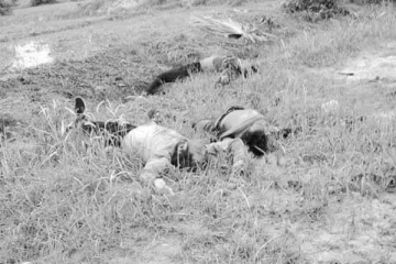 பயங்கர ஆயுதங்களால் சொந்த நாட்டு மக்களை கொன்று குவித்த இராணுவம்! வெளியான நெஞ்சை பதற வைக்கும் படங்கள்