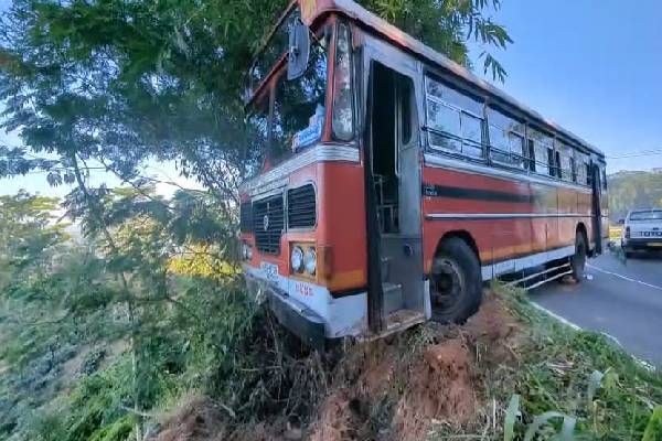 கட்டுப்பாட்டை இழந்த பேருந்து ; சாதுர்யமாக 80 பேரின் உயிரை காப்பாற்றிய சாரதி | Bus Loses Control Driver Saves 80 Lives Cleverness