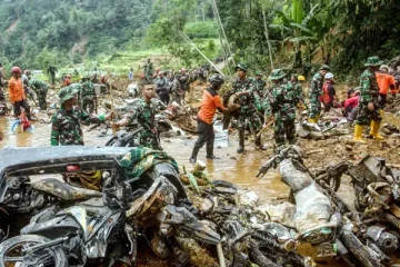 இந்தோனேசியாவில் இடிந்து விழுந்த தங்க சுரங்கம் ;19 தொழிலாளர்கள் பலி