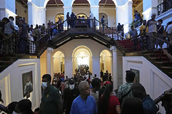 அலரி மாளிகையில் பொருட்கள் கொள்ளை: ஆவணங்கள் அழிப்பு!! - ஐபிசி தமிழ்