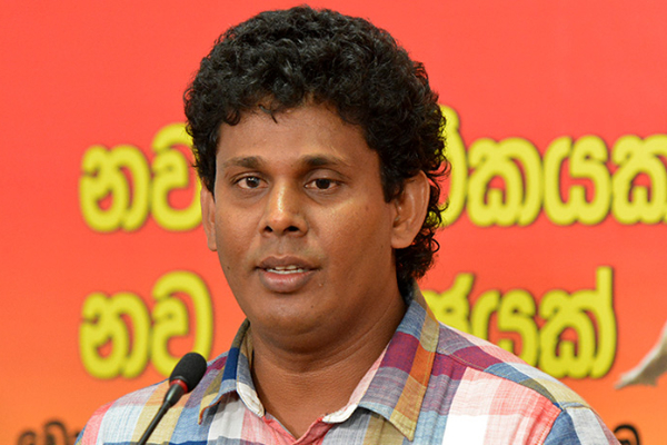 சபையில் பிரதமரின் தவறை சுட்டிக்காட்டிய அமைச்சர் | Supremesat Satellite 2012 Issue Parliament