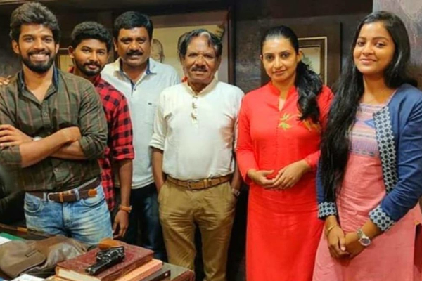 பிரபல இயக்குநர் பாரதிராஜாவும் பாண்டியன் ஸ்டோர்ஸ் விஜே சித்ரா! வைரலாகும் புகைப்படம்.. | Pandian Stores Vj Chithra Meet Bharathiraja