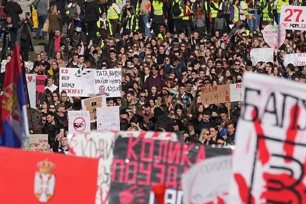செர்பியாவில் நடந்த பெரும் போராட்டம்.. மாணவர்களின் கல்வித் தகுதி ரத்து | Serbia Campus Row Deepens Protest