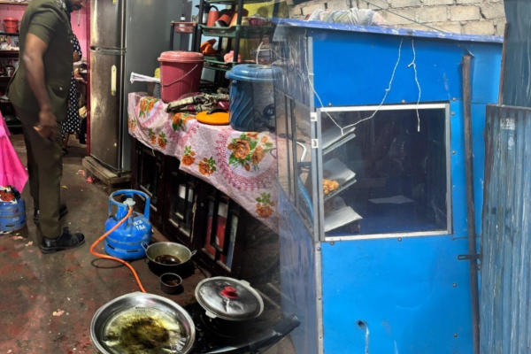 தமிழர் பகுதியில் சுகாதார சீர்கேட்டுடன் இயங்கிய உணவகத்திற்கு சீல் | Restaurant Operating Unsanitary Conditions Sealed