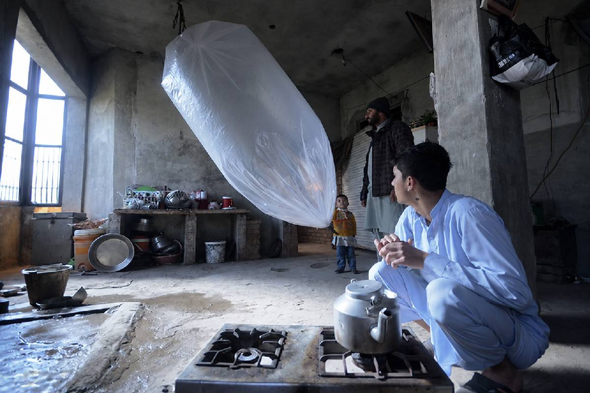 எரிபொருள் தட்டுப்பாட்டால் பலூன்களில் சமையல் எரிவாயுவை வாங்கி செல்லும் மக்கள் | Pakistanis Fill Cooking Gas In Plastic Balloons