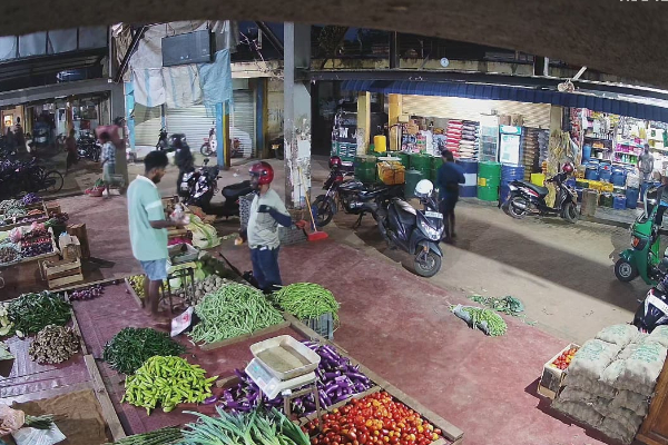 யாழ். மருதனார்மடம் சந்தைக்கு துப்பாக்கியுடன் வந்த மர்ம நபரால் பரபரப்பு | Mysterious Person Came To The Market With Gun