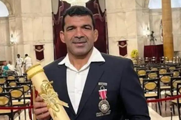 அடுத்தடுத்து பத்மஸ்ரீ விருதை திருப்பிக் கொடுக்கும் வீரர்கள் - தீவிரமாகும் விவகாரம்! - தமிழ்நாடு