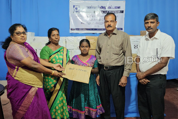 யாழில் தரம் 07 மாணவி ஒருவரின் முன்மாதிரி செயல் | Exemplary Act Of A Student From Jaffna யாழில் தரம் 07 மாணவி ஒருவரின் முன்மாதிரி செயல் | Exemplary Act Of A Student From Jaffna