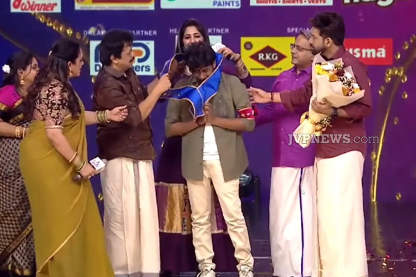 சரிகமப இறுதிச்சுற்று ; மேடையில் கண்ணீர் விட்டழுத இலங்கை தமிழ் இளைஞன் ; ரசிகர்கள் மகிழ்ச்சி! | Sabesan Selected For Saregamapa Finale Zee Tamil சரிகமப இறுதிச்சுற்று ; மேடையில் கண்ணீர் விட்டழுத இலங்கை தமிழ் இளைஞன் ; ரசிகர்கள் மகிழ்ச்சி! | Sabesan Selected For Saregamapa Finale Zee Tamil