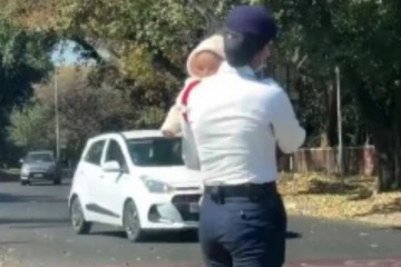 கை குழந்தையுடன் பணி செய்த பெண் போலீஸ்: வைரல் வீடியோவின் பின்னணி என்ன?