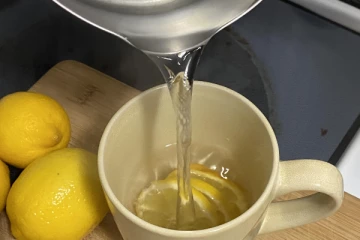 விஷமாகும் தேன்…. சூடான நீருடன்  ஒருபோதும் இப்படி சாப்பிடாதீங்க! மரணம் கூட நிகழலாம்?